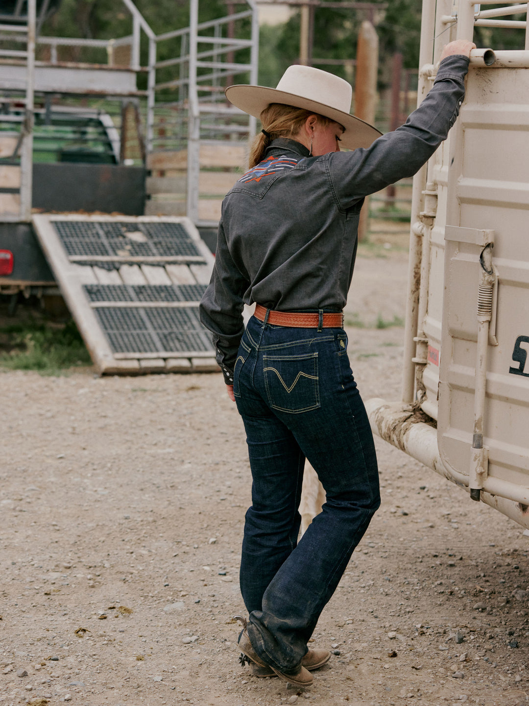 Women's Embroidered Denim Snap Shirt - Schaefer Outfitter