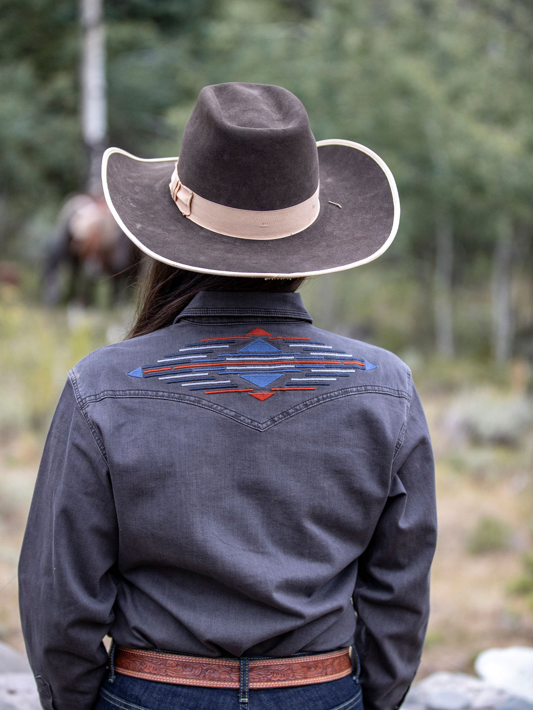 Women's Embroidered Denim Snap Shirt - Schaefer Outfitter