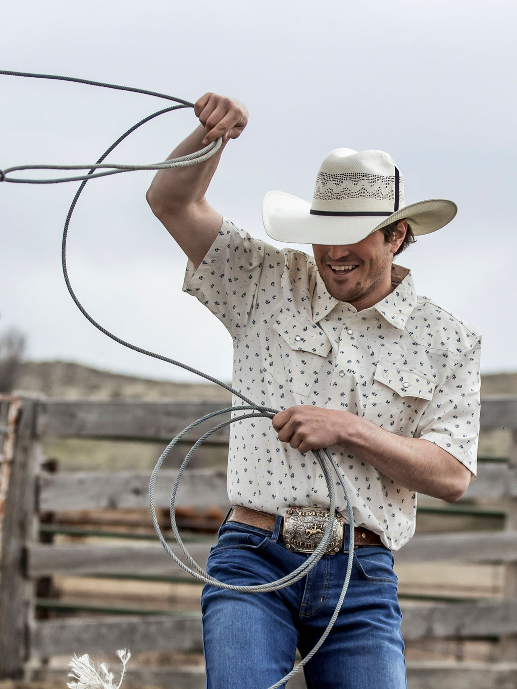Short-sleeve pearl snap western shirt with light speckled print