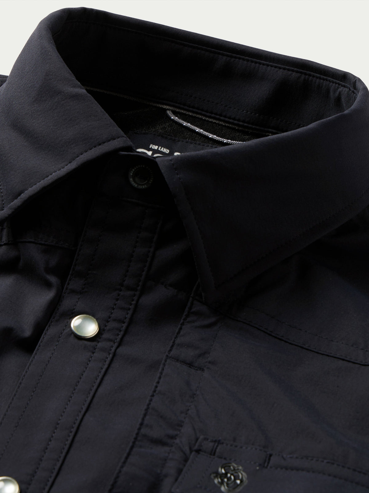 Black western snap shirt close-up of spread collar and snap placket buttons