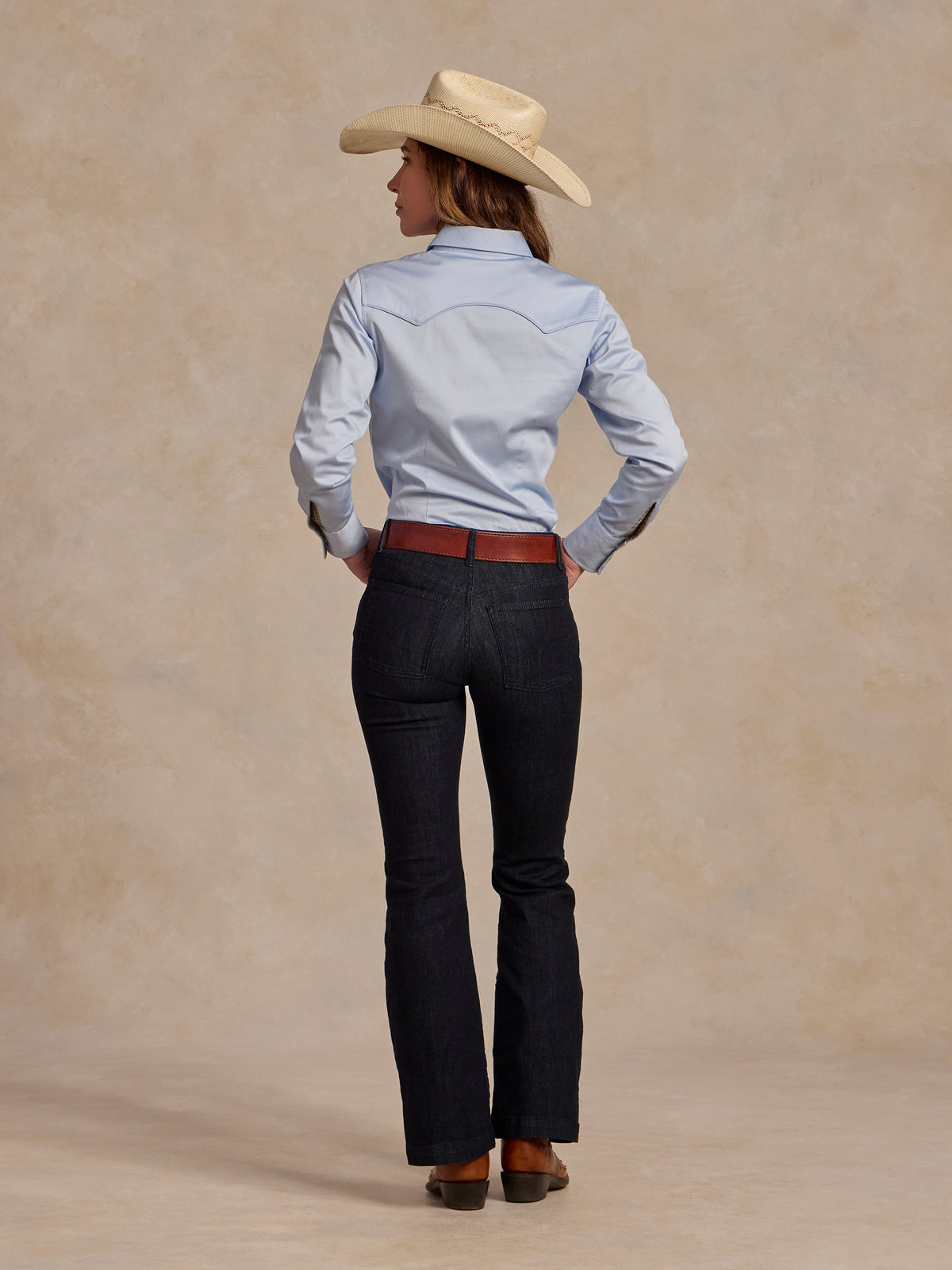 Reata button-up shirt in light blue with long sleeves and curved back yoke seam